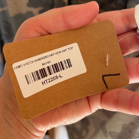 Nwt! Haptics Camo V-Neck Handkerchief Hem Knit Top - Picture 3 of 4